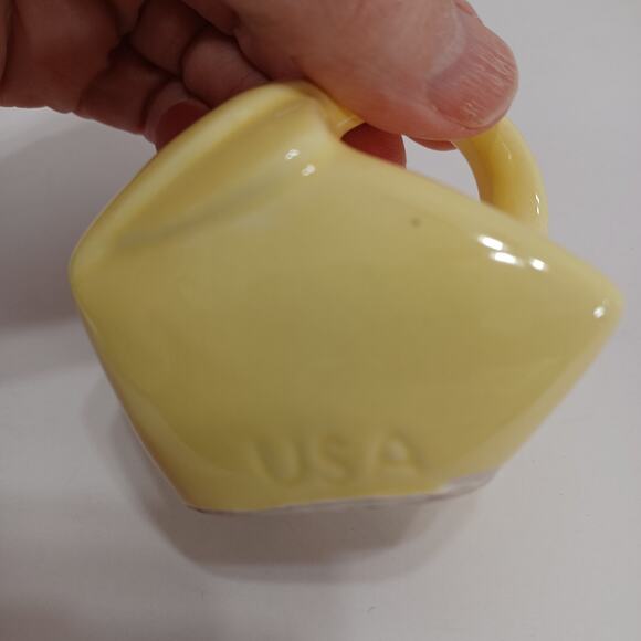 Vintage USA 231 Pottery Covered Dish With Salt And Pepper Yellow MCM Mid Century - Picture 10 of 13